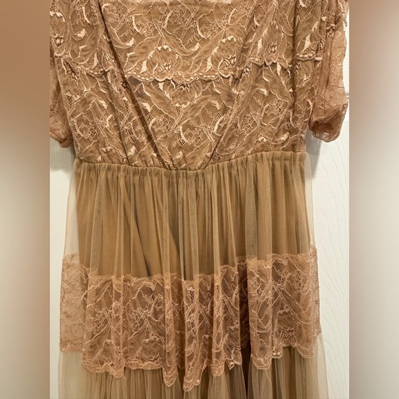 Elegant Strapless Lace Gown - Picture 8 of 9